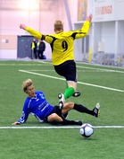 Pelaajavalmentaja Ville Väisänen näyttää puolustamisen mallia.