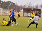 Henri Karppinen hätyyttelee FC YPA:n maalia.