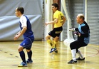 Paluun FC OPA:n siniseen paitaan tehnyt Niko Junkkari ja Jussi Seppä silmä tarkkana.