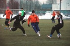 Eelis Salo pallon kanssa ja Mikko Pietikäinen varmistaa.