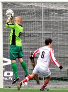 Jarkko Fiskari nappaa pallon ennen GBK:n Mika Granholmia.