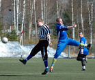 Netsin Jarno Mettovaaran ja OPA:n Jesse Mattsonin jalkapalloripaska. Taustalla tahtia seuraa Sami Ylimäinen.