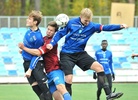 Silmät auki pääpalloihin! Justus Tiiro ja Joonas Pekkala tekevät hampurilaisen.