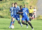 Tuorein opalainen Ibrahim Bamba kamppailee pallosta.