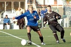 Eelis Salolla on pallo hallussa.