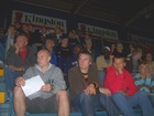 FC OPA:n pelaajia jäähallin katsomossa. 