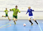 Miika Reijonen ehtii palloon ennen HauPan Mikko Vainiota.