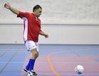 Andien kotka Guillermo Tapia taiteilee pallon kanssa.