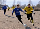 Timo Heikkilä seuraa takana Henri Karppisen menoa.