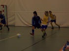 Pallon tavoittelussa FC OPA:n Mikko Rantala ja OsPa:n Marko Väänänen. Joonas Sohlo tarkkailee taustalla.