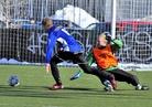 Mikko Sarkkinen tekee Ajaxin maalissa tyhjäksi Joonas Pekkalan yritykset.