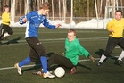 Joonas Vaattovaara yrittää ohittaa FC RAI 2:n maalivahtia.