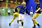 Ilja Remes puikahtaa kahden pelaajan välistä.