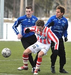 Pelin ratkaissut Kristoffer Ainasoja FC OPA:n puolustuksen paahteessa.